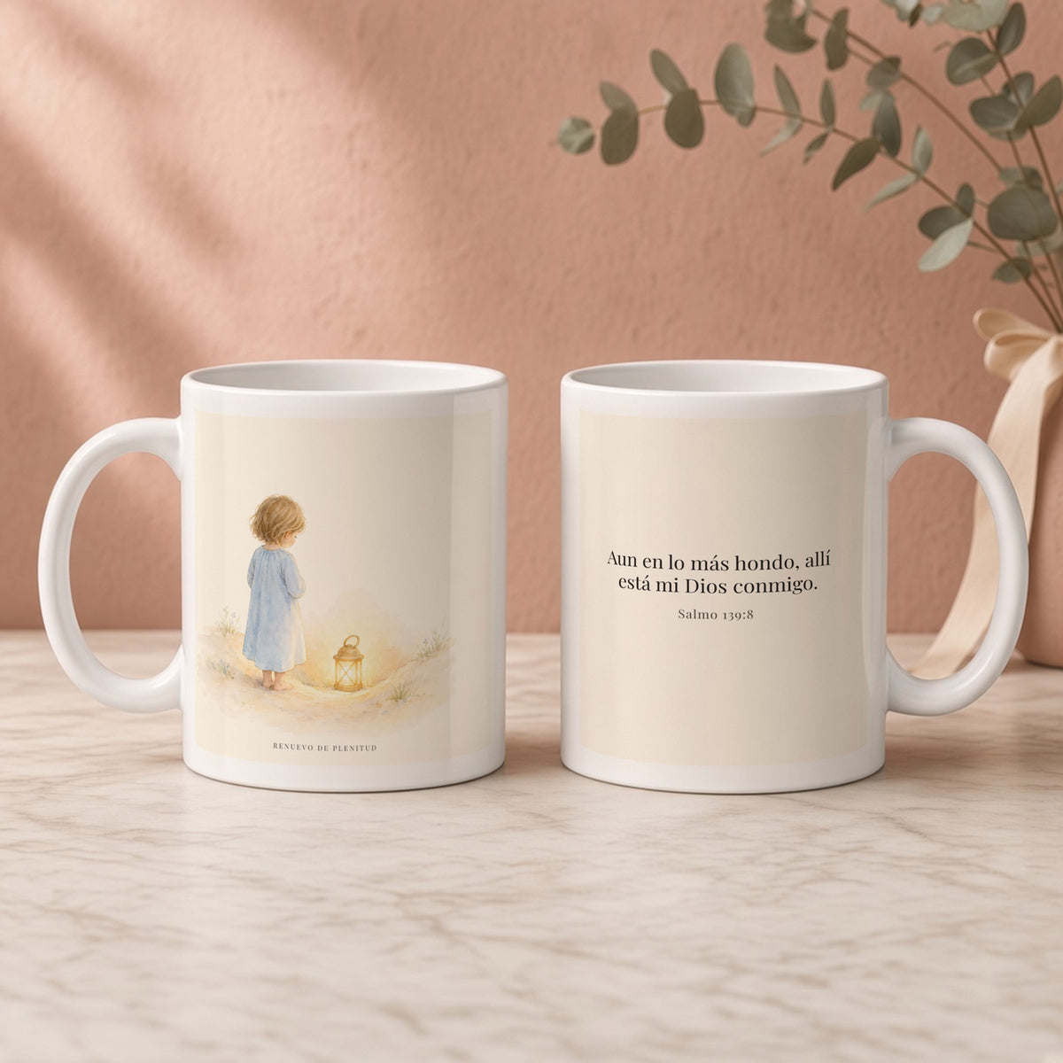 Aun en lo más hondo, allí está Dios | Taza cristiana con frase devocional | Salmo 139:8 — 11oz · Regalo rosa empolvado, arte y frase devocional en dos tazas