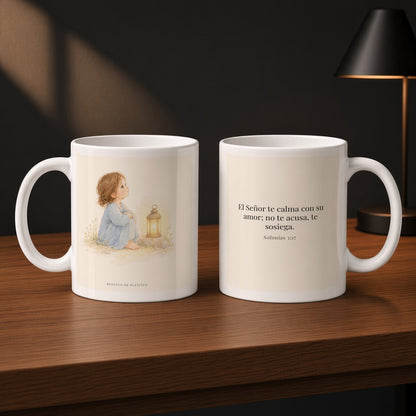 El Señor acalla tus temores con su amor | Taza devocional de fe | Sofonías 3:17 — 11oz · Estudio carbón, arte y frase devocional en dos tazas
