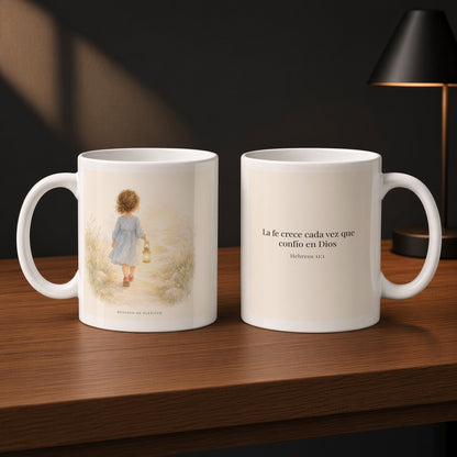 La fe crece cada vez que confío en Dios | Taza devocional de fe | Hebreos 11:1 — 11oz · Estudio carbón, arte y frase devocional en dos tazas