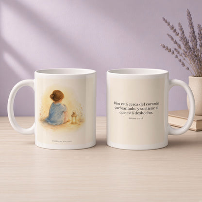 Dios está cerca del corazón quebrantado | Taza devocional ilustrada | Salmo 34:18 — 11oz · Devocional lavanda, arte y frase devocional en dos tazas