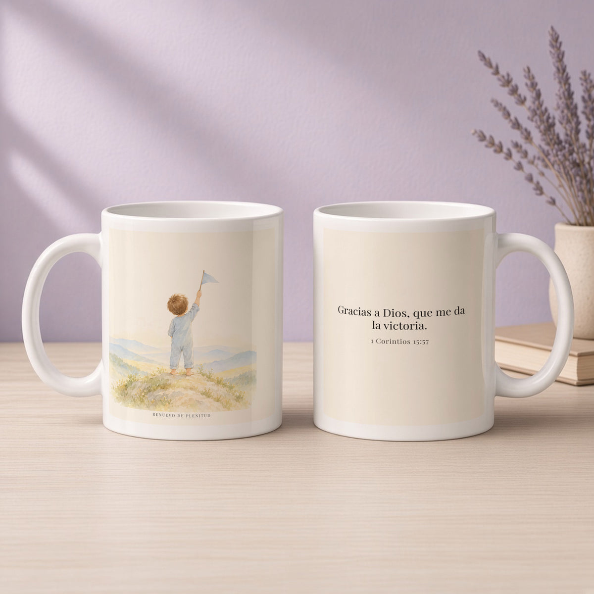 Gracias a Dios, que nos da la victoria | Taza devocional de fe | 1 Corintios 15:57 — 11oz · Devocional lavanda, arte y frase devocional en dos tazas