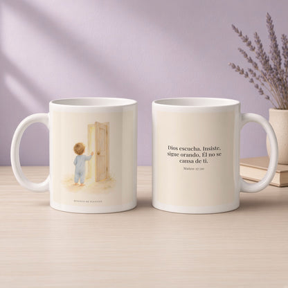 Dios escucha cada oración que le traigo | Taza cristiana en dos tamaños | Mateo 17:20 — 11oz · Devocional lavanda, arte y frase devocional en dos tazas