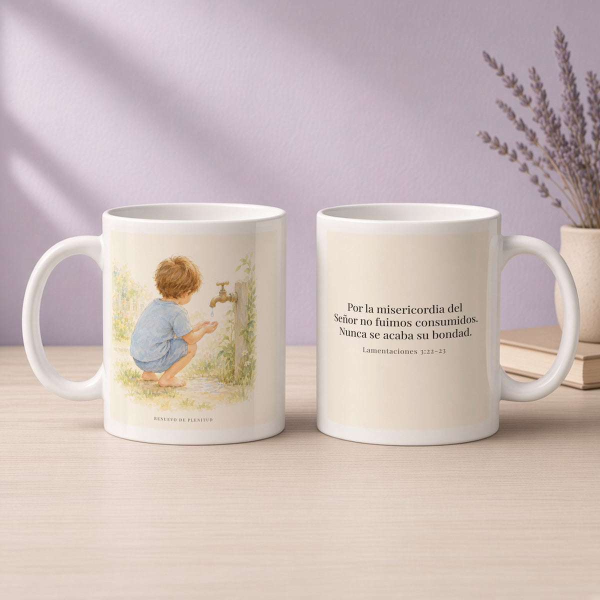 Nunca se acaba la misericordia de Dios | Taza devocional ilustrada | Lamentaciones 3:22-23 — 11oz · Devocional lavanda, arte y frase devocional en dos tazas