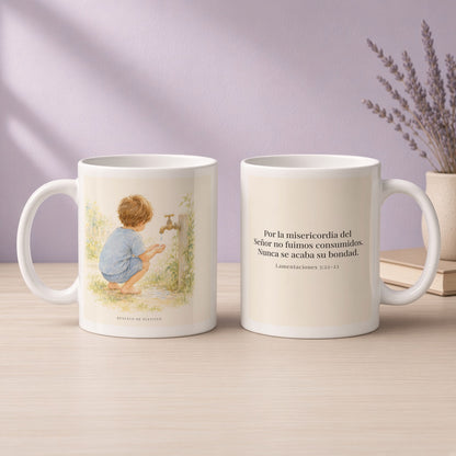 Nunca se acaba la misericordia de Dios | Taza devocional ilustrada | Lamentaciones 3:22-23 — 11oz · Devocional lavanda, arte y frase devocional en dos tazas