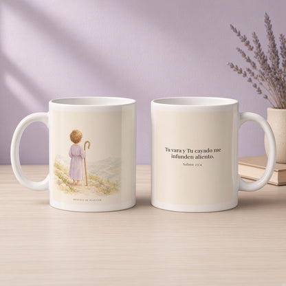 Tu vara y Tu cayado me infunden aliento | Taza devocional ilustrada | Salmo 23:4 — 11oz · Devocional lavanda, arte y frase devocional en dos tazas