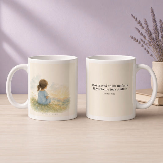 No os afanéis por el día de mañana | Taza con arte cristiano | Mateo 6:34 — 11oz · Devocional lavanda, arte y frase devocional en dos tazas