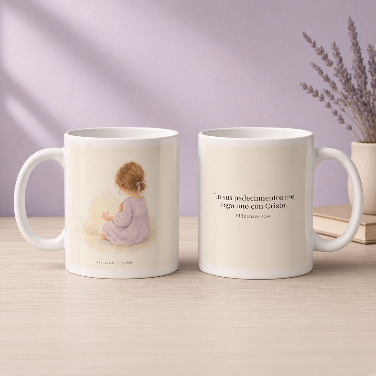 Participar de sus padecimientos me acerca a Él | Taza devocional ilustrada | Filipenses 3:10 — 11oz · Devocional lavanda, arte y frase devocional en dos tazas