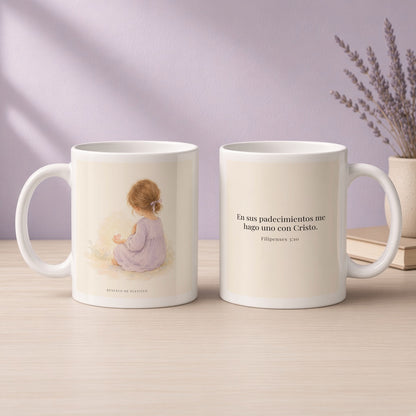 Participar de sus padecimientos me acerca a Él | Taza devocional ilustrada | Filipenses 3:10 — 11oz · Devocional lavanda, arte y frase devocional en dos tazas