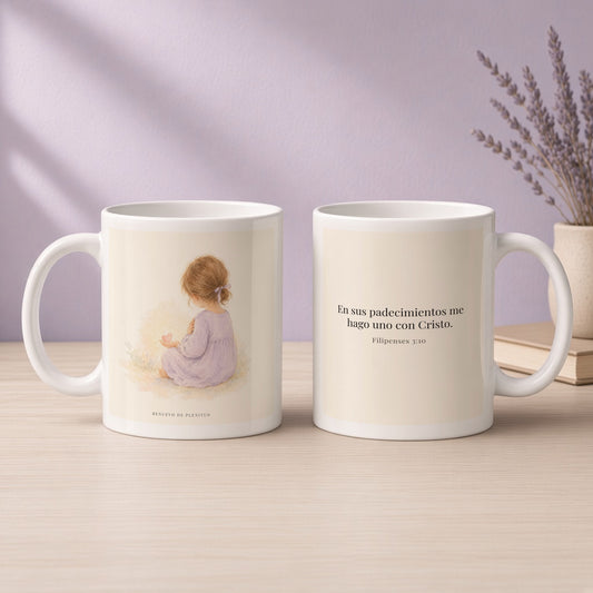 Participar de sus padecimientos me acerca a Él | Taza devocional ilustrada | Filipenses 3:10 — 11oz · Devocional lavanda, arte y frase devocional en dos tazas