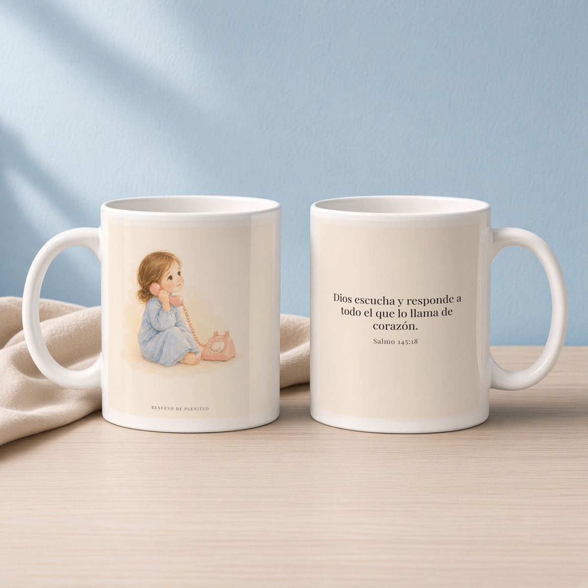 Dios responde a los que le llaman de verdad | Taza con arte cristiano | Salmo 145:18 — 11oz · Lectura azul sereno, arte y frase devocional en dos tazas