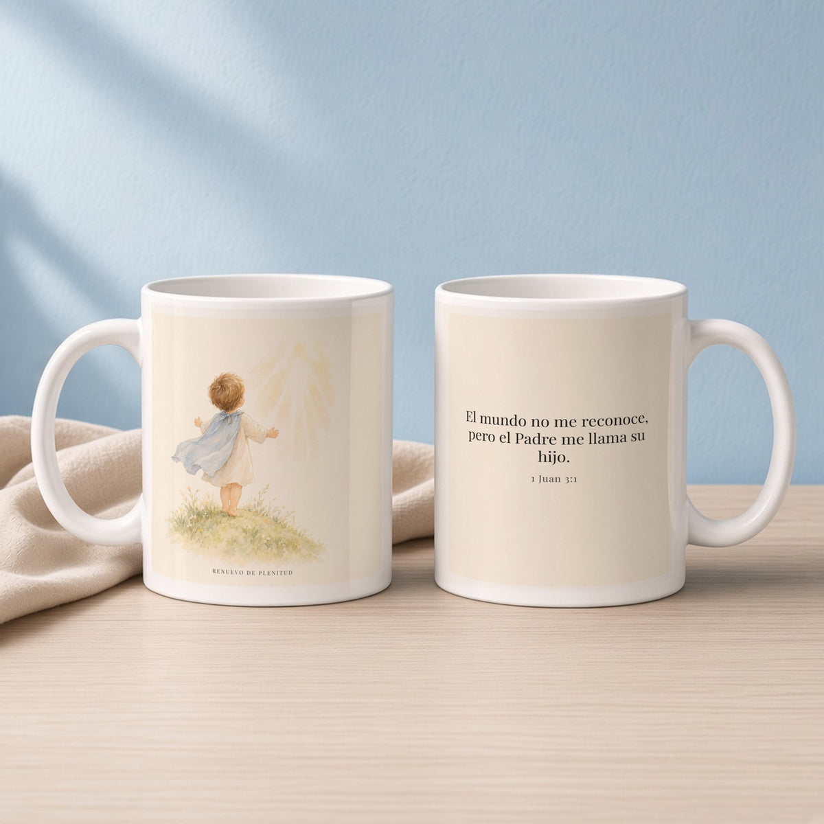 El Padre me conoce y aún así me llama suyo | Taza bíblica para café | 1 Juan 3:1 — 11oz · Lectura azul sereno, arte y frase devocional en dos tazas