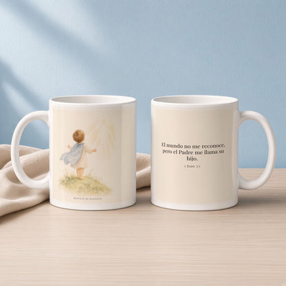El Padre me conoce y aún así me llama suyo | Taza bíblica para café | 1 Juan 3:1 — 11oz · Lectura azul sereno, arte y frase devocional en dos tazas