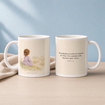 El Señor cuida del día que todavía no llega | Taza bíblica para café | Mateo 6:34 — 11oz · Lectura azul sereno, arte y frase devocional en dos tazas