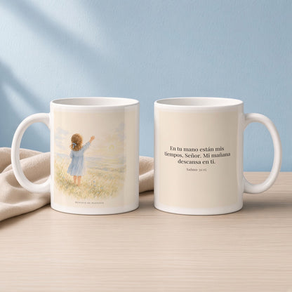 En tu mano están mis tiempos | Taza devocional ilustrada | Salmo 31:15 — 11oz · Lectura azul sereno, arte y frase devocional en dos tazas