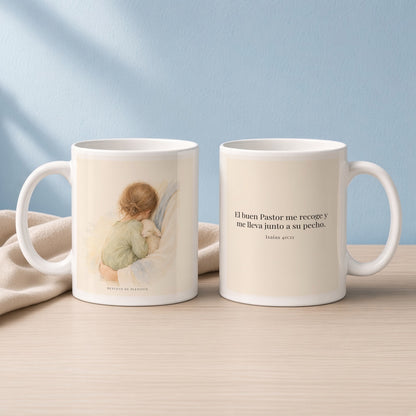 El buen Pastor me lleva junto a su corazón | Taza cristiana para regalar | Isaías 40:11 — 11oz · Lectura azul sereno, arte y frase devocional en dos tazas