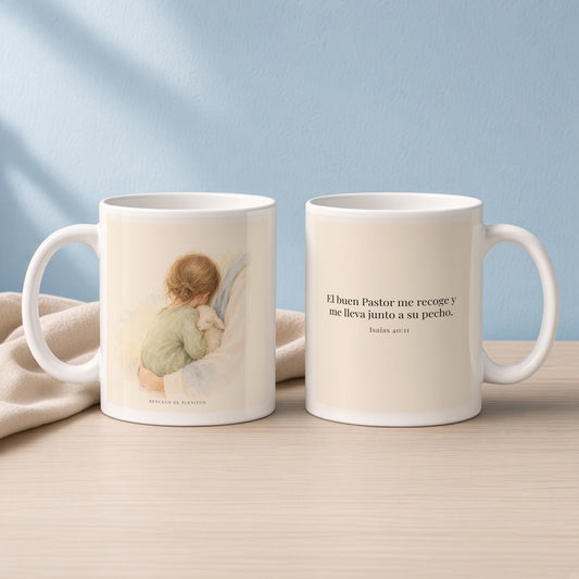 El buen Pastor me lleva junto a su corazón | Taza cristiana para regalar | Isaías 40:11 — 11oz · Lectura azul sereno, arte y frase devocional en dos tazas