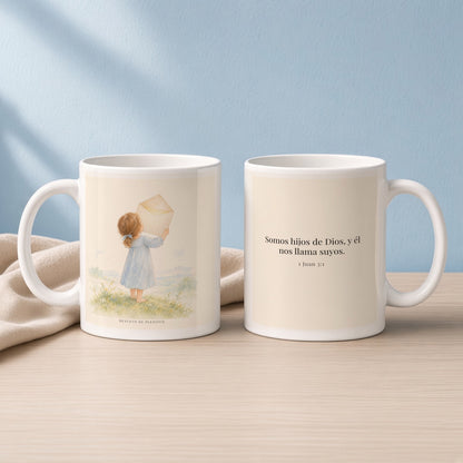 El Padre me da su apellido | Taza devocional de fe | 1 Juan 3:1 — 11oz · Lectura azul sereno, arte y frase devocional en dos tazas