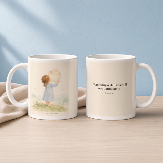 El Padre me da su apellido | Taza devocional de fe | 1 Juan 3:1 — 11oz · Lectura azul sereno, arte y frase devocional en dos tazas