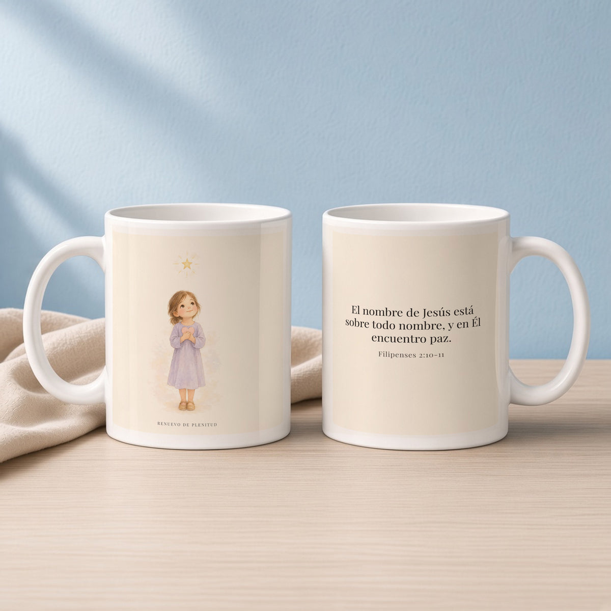 El nombre de Jesús está sobre todo nombre | Taza devocional ilustrada | Filipenses 2:10-11 — 11oz · Lectura azul sereno, arte y frase devocional en dos tazas