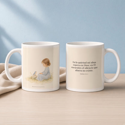 En la quietud, mi alma espera en Dios | Taza cristiana en dos tamaños | Salmo 62:1 — 11oz · Lectura azul sereno, arte y frase devocional en dos tazas