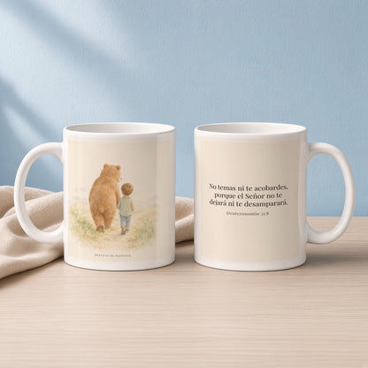 El Señor no te dejará solo | Taza cristiana en dos tamaños | Deuteronomio 31:8 — 11oz · Lectura azul sereno, arte y frase devocional en dos tazas