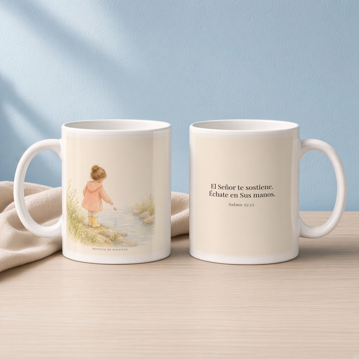 El Señor te sostiene | Taza cristiana para regalar | Salmo 55:22 — 11oz · Lectura azul sereno, arte y frase devocional en dos tazas