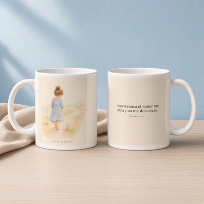 El Señor conduce con ternura a las que tienen cría | Taza de fe para cada mañana | Isaías 40:11 — 11oz · Lectura azul sereno, arte y frase devocional en dos tazas