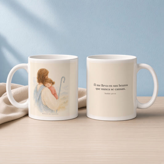 En sus brazos que nunca se cansan | Taza bíblica para café | Isaías 40:11 — 11oz · Lectura azul sereno, arte y frase devocional en dos tazas