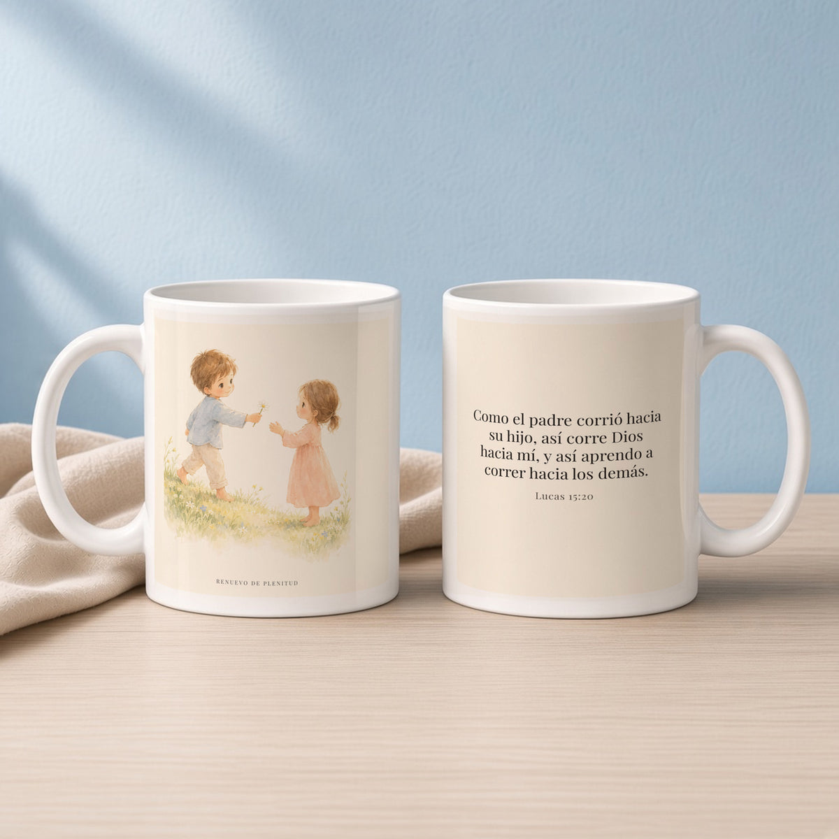 El Padre corre a mi encuentro | Taza con arte cristiano | Lucas 15:20 — 11oz · Lectura azul sereno, arte y frase devocional en dos tazas