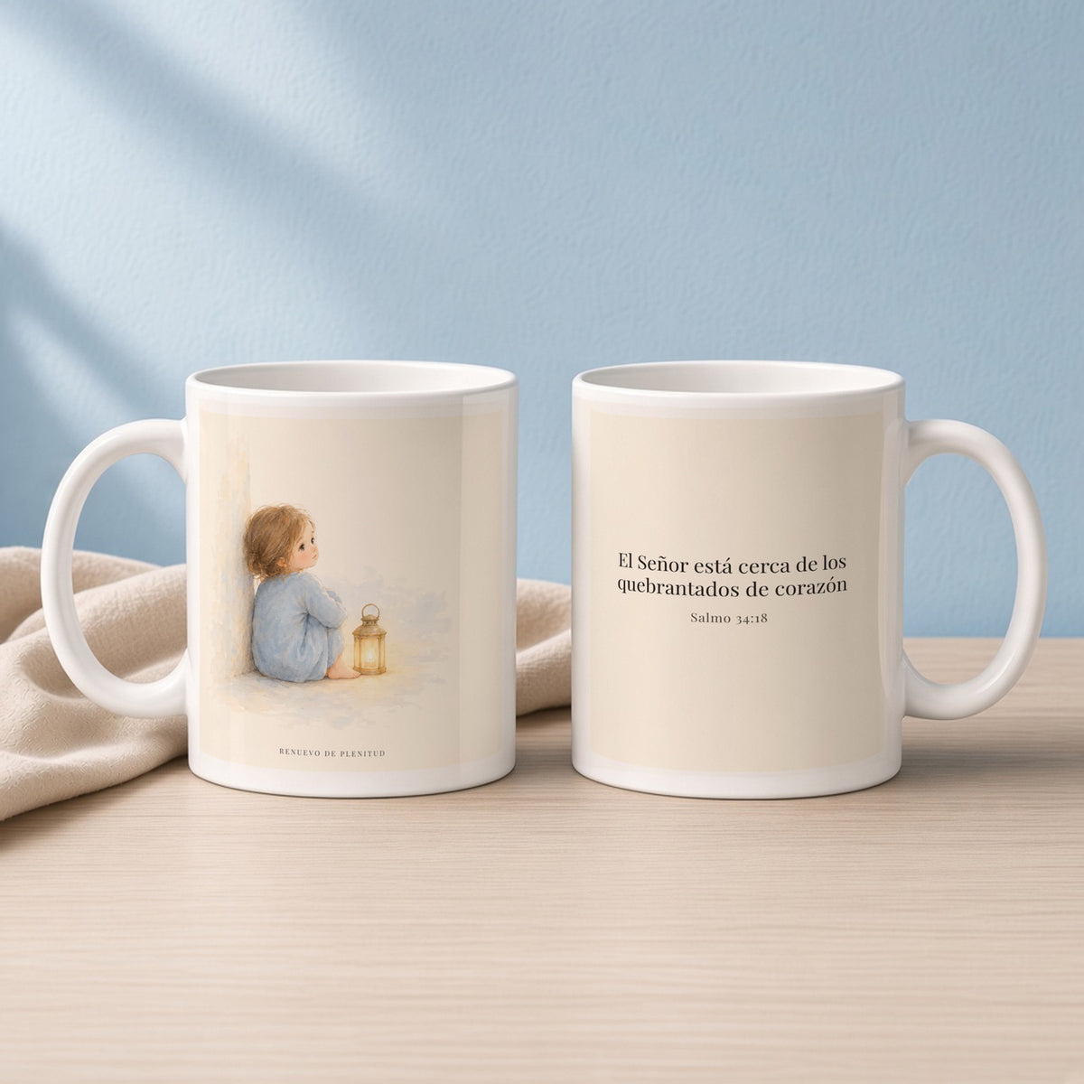 Jehová está cerca de los quebrantados de corazón | Taza devocional ilustrada | Salmo 34:18 — 11oz · Lectura azul sereno, arte y frase devocional en dos tazas