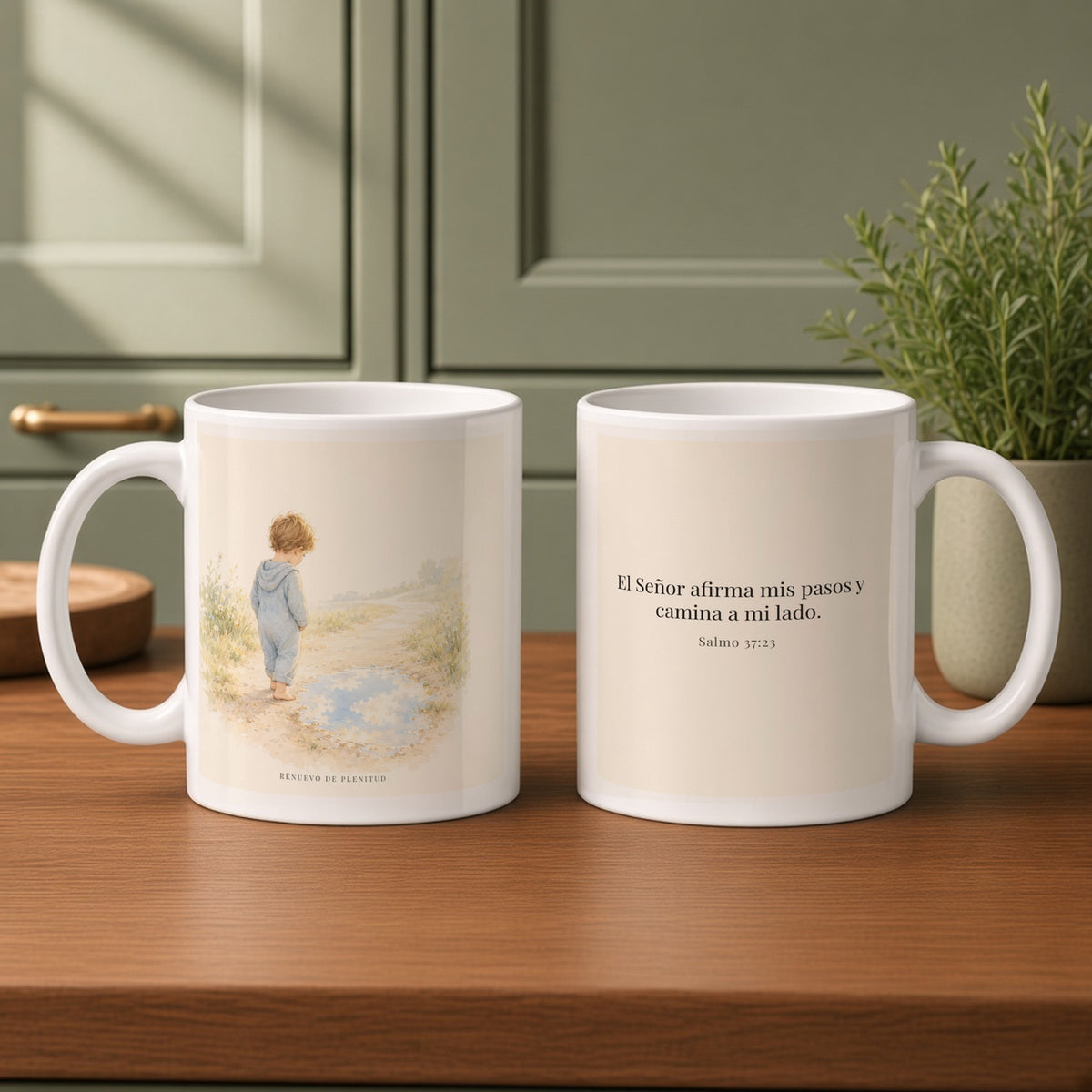 Dios camina a mi lado | Taza con arte cristiano | Salmo 37:23 — 11oz · Cocina verde salvia, arte y frase devocional en dos tazas