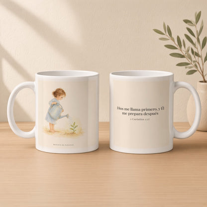 Dios me llama antes de que yo esté listo | Taza de inspiración bíblica | 1 Corintios 1:27 — 11oz · Estudio crema cálido, arte y frase devocional en dos tazas