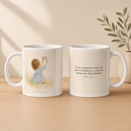 Tú me conoces, oh Dios, y me diste forma | Taza cristiana en dos tamaños | Salmo 139:14 — 11oz · Estudio crema cálido, arte y frase devocional en dos tazas