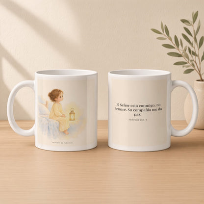 El Señor está conmigo, no temeré | Taza cristiana para regalar | Hebreos 13:5-6 — 11oz · Estudio crema cálido, arte y frase devocional en dos tazas