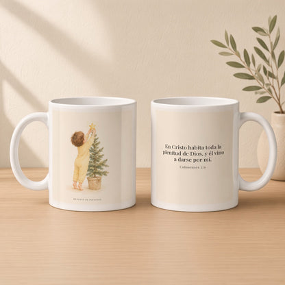 En Cristo habita la plenitud de Dios | Taza cristiana con frase devocional | Colosenses 2:9 — 11oz · Estudio crema cálido, arte y frase devocional en dos tazas