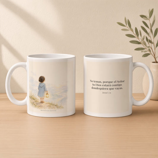 Jehová tu Dios estará contigo | Taza bíblica para café | Josué 1:9 — 11oz · Estudio crema cálido, arte y frase devocional en dos tazas