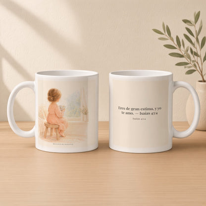 Serás precioso a los ojos de Dios | Taza bíblica de cerámica | Isaías 43:4 — 11oz · Estudio crema cálido, arte y frase devocional en dos tazas