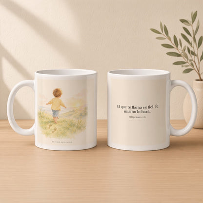 Fiel es el que os llama, el cual también lo hará | Taza con arte cristiano | Filipenses 1:6 — 11oz · Estudio crema cálido, arte y frase devocional en dos tazas