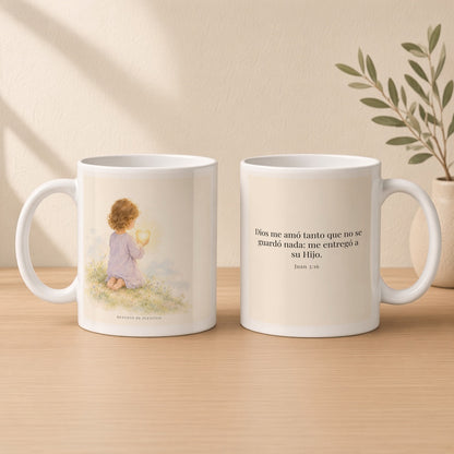Dios amó tanto al mundo que entregó a su Hijo | Taza cristiana en dos tamaños | Juan 3:16 — 11oz · Estudio crema cálido, arte y frase devocional en dos tazas
