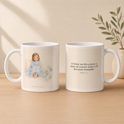 Junto a aguas de reposo me pastorea | Taza cristiana con frase devocional | Salmo 23:2 — 11oz · Estudio crema cálido, arte y frase devocional en dos tazas