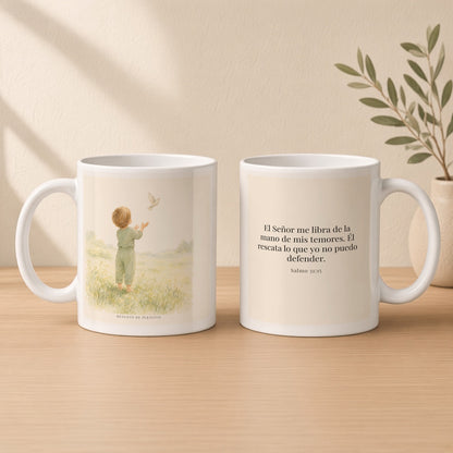 El Señor me libra de la mano de mis temores | Taza con arte cristiano | Salmo 31:15 — 11oz · Estudio crema cálido, arte y frase devocional en dos tazas