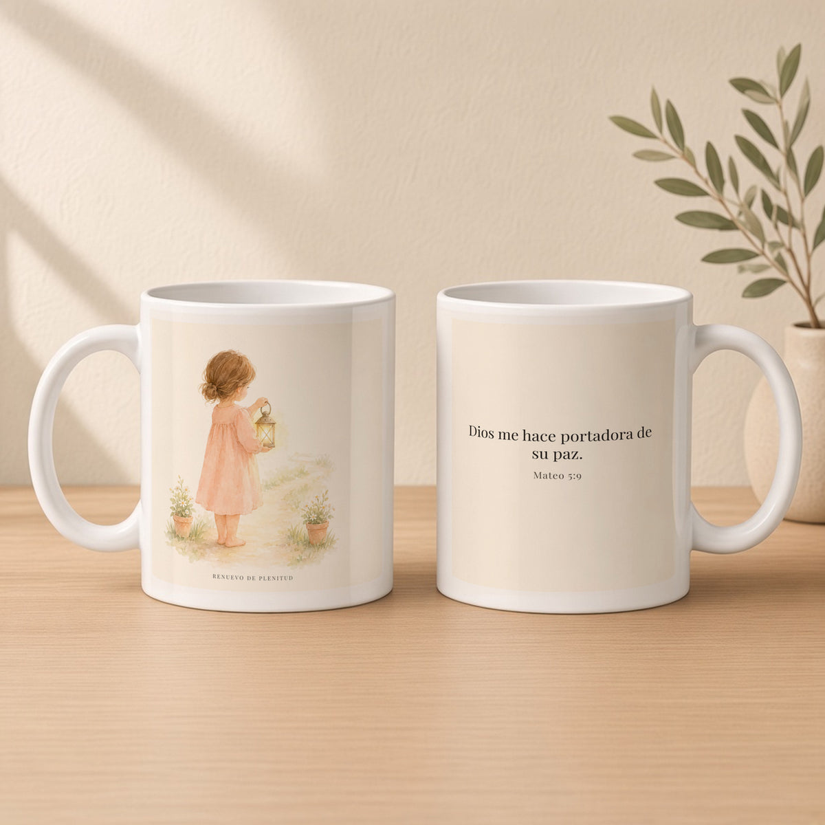 Dios me hace portadora de su paz | Taza cristiana para regalar | Mateo 5:9 — 11oz · Estudio crema cálido, arte y frase devocional en dos tazas