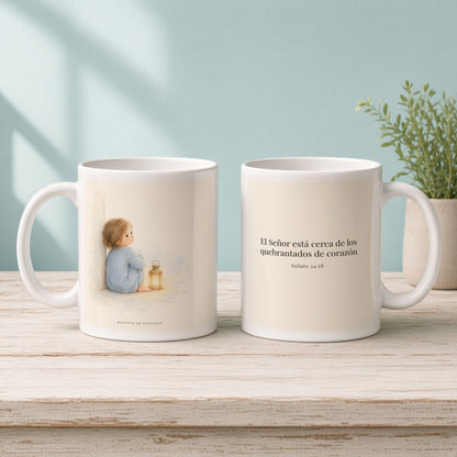 Jehová está cerca de los quebrantados de corazón | Taza devocional ilustrada | Salmo 34:18 — 11oz · Mañana aqua, arte y frase devocional en dos tazas
