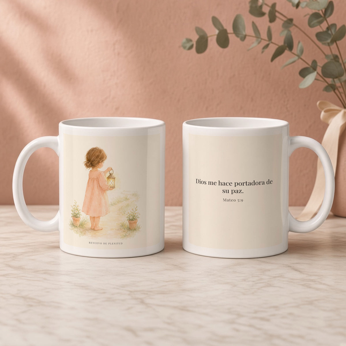 Dios me hace portadora de su paz | Taza cristiana para regalar | Mateo 5:9 — 11oz · Regalo rosa empolvado, arte y frase devocional en dos tazas