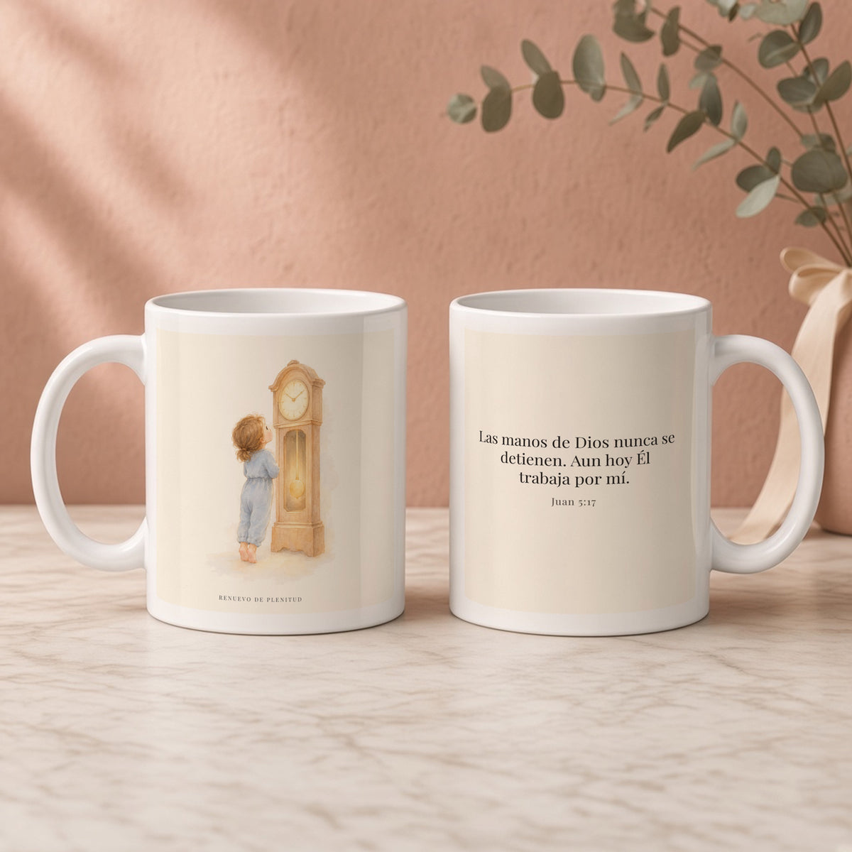 Las manos de Dios no se detienen por mí | Taza de fe para cada mañana | Juan 5:17 — 11oz · Regalo rosa empolvado, arte y frase devocional en dos tazas