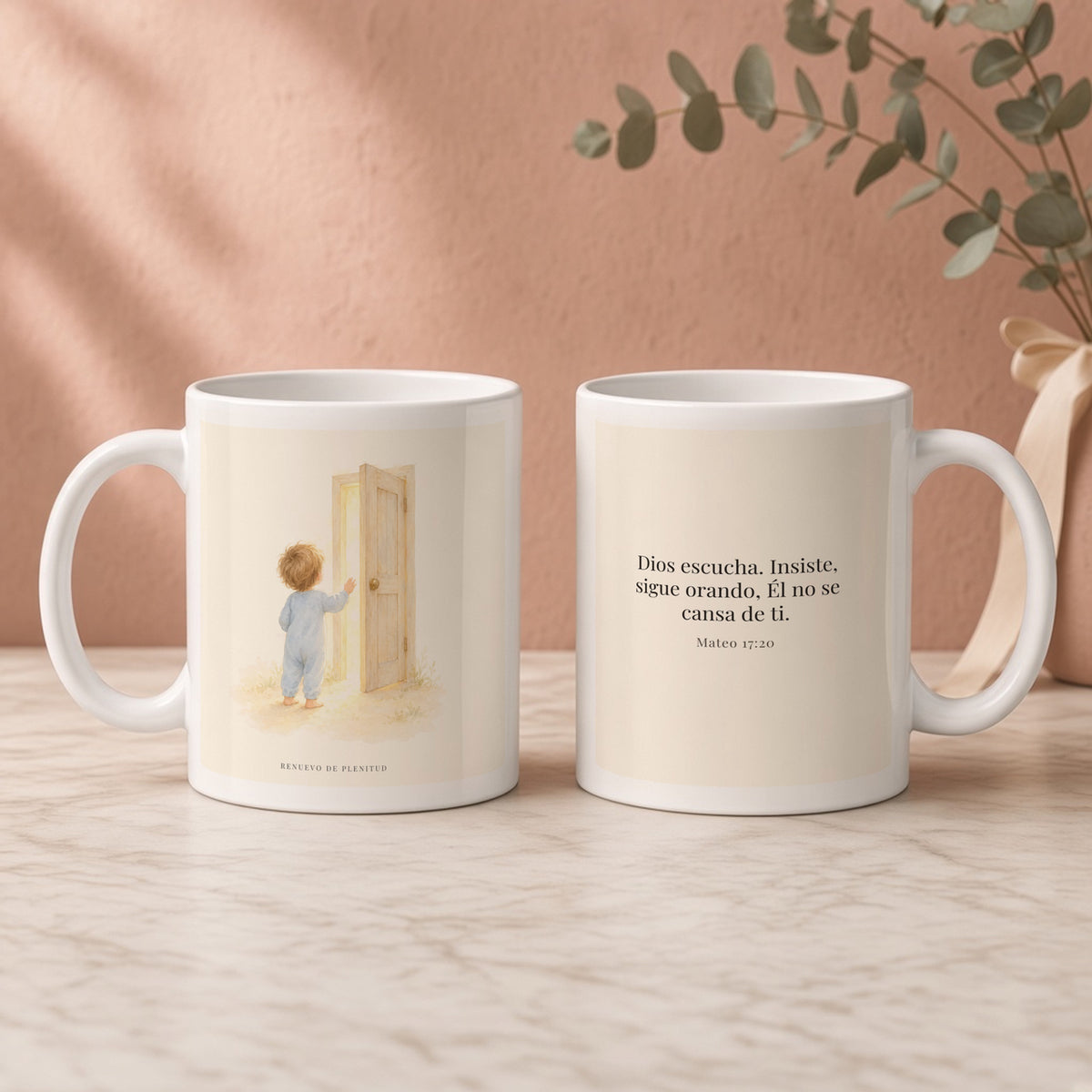 Dios escucha cada oración que le traigo | Taza cristiana en dos tamaños | Mateo 17:20 — 11oz · Regalo rosa empolvado, arte y frase devocional en dos tazas
