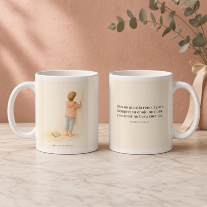 Dios no nos guarda rencor para siempre | Taza cristiana en dos tamaños | Salmo 103:9-10 — 11oz · Regalo rosa empolvado, arte y frase devocional en dos tazas
