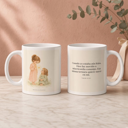 Dios es movido a misericordia | Taza cristiana con frase devocional | Lucas 15:20 — 11oz · Regalo rosa empolvado, arte y frase devocional en dos tazas