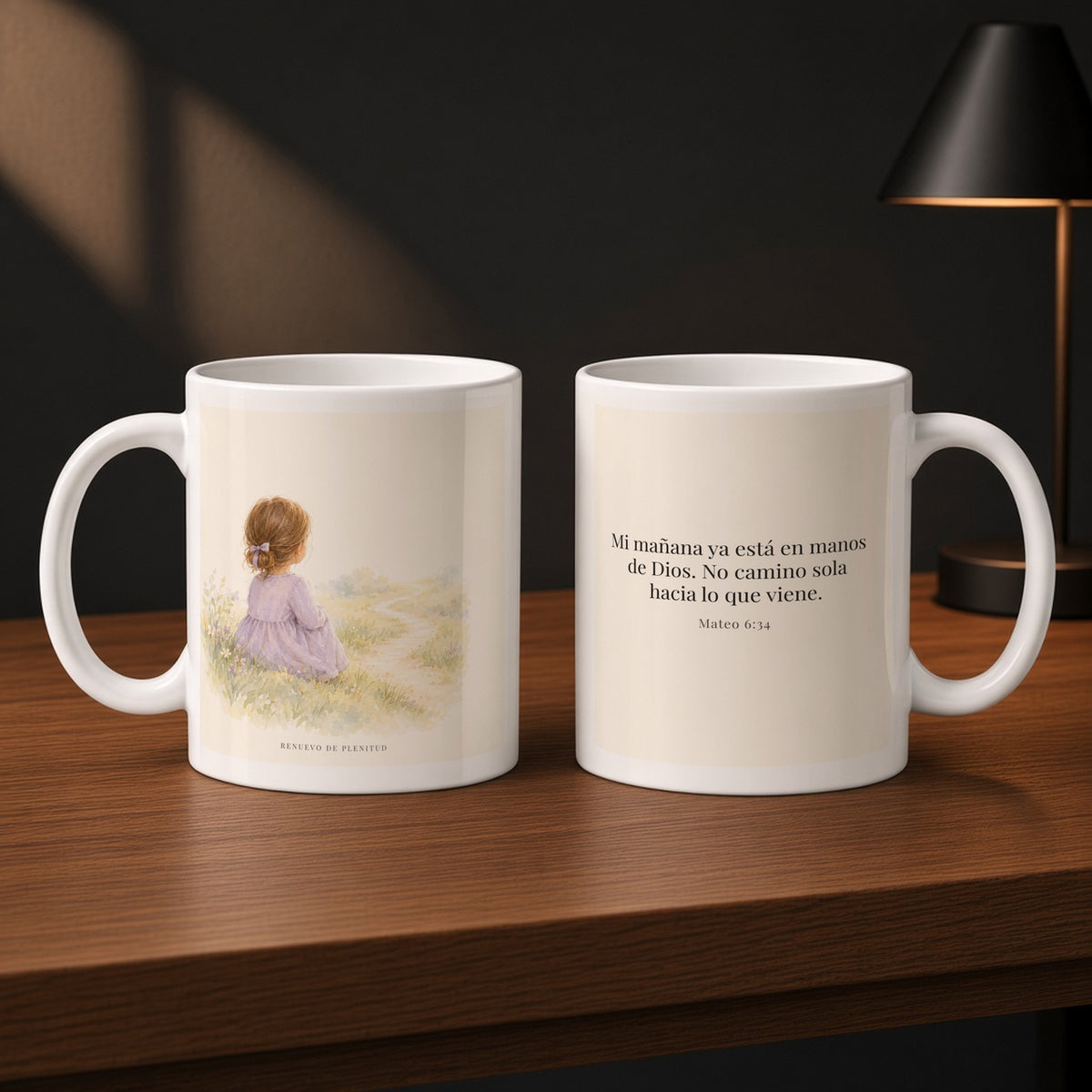 El Señor cuida del día que todavía no llega | Taza bíblica para café | Mateo 6:34 — 11oz · Estudio carbón, arte y frase devocional en dos tazas