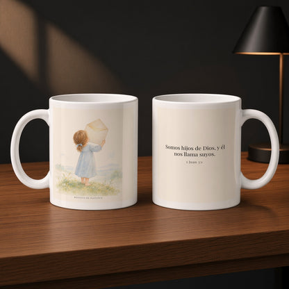 El Padre me da su apellido | Taza devocional de fe | 1 Juan 3:1 — 11oz · Estudio carbón, arte y frase devocional en dos tazas